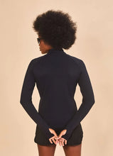 Load image into Gallery viewer, Model Back: Uv Line Rash Guard Jacket Fem New Fit Black Upf50+