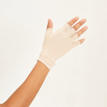 Load image into Gallery viewer, Model Back: Uv Line Glove Short Gloves Uni Beige Upf50+