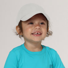 Load image into Gallery viewer, Model Front: Cap Baby Colors Inf Sand UPF50+