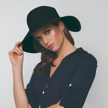 Load image into Gallery viewer, Model Front: Hat Santorini Imp Fem Black UPF50+