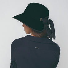 Load image into Gallery viewer, Model Back: Hat Santorini Imp Fem Black UPF50+