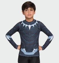 Load image into Gallery viewer, Model Front: Uv Line Rash Guard Acqua Pantera Negra V20 Ml Inf Estampa