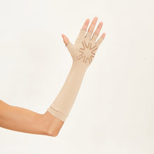 Load image into Gallery viewer, Model Back: Uv Line Glove Long Gloves Uni Chocolate Upf50+