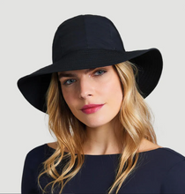 Load image into Gallery viewer, Model Front: Uv Line Floppy Hat San Remo Preto