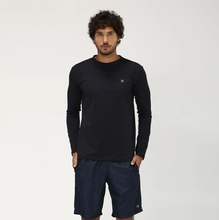 Load image into Gallery viewer, Model Front: Uv Line Rash Guard Longsleeve Uvpro Preto
