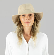 Load image into Gallery viewer, Model Front: Uv Line Floppy Hat San Remo Areia Offwhite Upf50+
