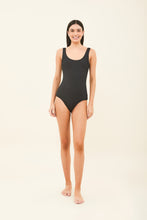 Load image into Gallery viewer, Model Front: Uv Line One-Piece Maio Swim Textura Preto Upf50+
