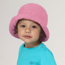 Load image into Gallery viewer, Model Front: Uv Line Bucket Hat Napoli Basic Kids Rosa Chiclete Upf50+
