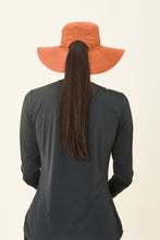 Load image into Gallery viewer, Model Back: Uv Line Floppy Hat San Diego Preto Caramelo Upf50+
