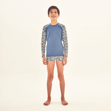 Load image into Gallery viewer, Model Front: Uv Line Rash Guard Rash Guard Kids Costela Aco Off White Upf50+
