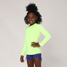 Load image into Gallery viewer, Model Front: Uv Line Rash Guard Camiseta Uvlight Amarelo Fluor Spf50+

