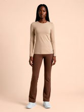 Load image into Gallery viewer, Model Front: Longsleeve Fem New Fit Sand UPF50+
