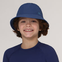 Load image into Gallery viewer, Model Front: Uv Line Bucket Hat Basic Kids Marinho Upf50+
