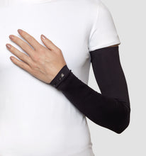 Load image into Gallery viewer, Model Front: Uv Line Glove Long Sleeve Uni Black Upf50+
