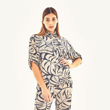 Load image into Gallery viewer, Model Front: Uv Line Beach Top Shirt Copa Costela Off White Upf50+
