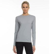 Load image into Gallery viewer, Model Front: Uv Line Rash Guard Longsleeve Uvpro Fem Grey Upf50+
