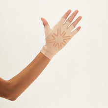 Load image into Gallery viewer, Short Gloves Chocolate UPF50+
