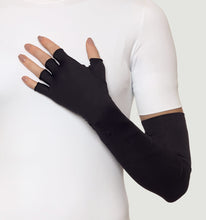 Load image into Gallery viewer, Model Front: Uv Line Glove Extra Long Glove Preto Upf50+
