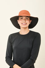 Load image into Gallery viewer, Model Front: Uv Line Floppy Hat San Diego Preto Caramelo Upf50+
