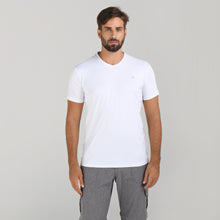Load image into Gallery viewer, Model Front: Uv Line Fitness Top Sport Fit Mas Branco Upf50+
